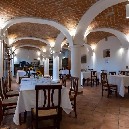 Podere La Piazza Κατάλυμα σε φάρμα Costigliole d'Asti